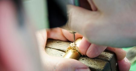 40 doskonałych diamentów w pierścionku. Jak powstaje ten idealny?