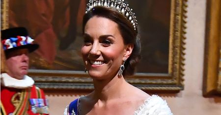Kate Middleton włożyła na bal niebieską szarfę. Oznacza bardzo ważne wyróżnienie