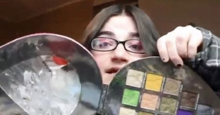 Youtuberka w ogniu krytyki. Pobiła córkę, bo zniszczyła jej paletę do makijażu