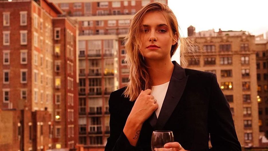Monika Aksamit mieszka obecnie z mamą i siostrą Olivią w New Jersey, szermierkę trenuje w Nowym Jorku, ponad 100 kilometrów od domu. 
