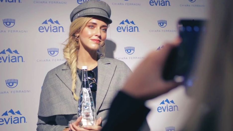 Chiara Ferrgani prezentuje litrową butelkę swojej wody.