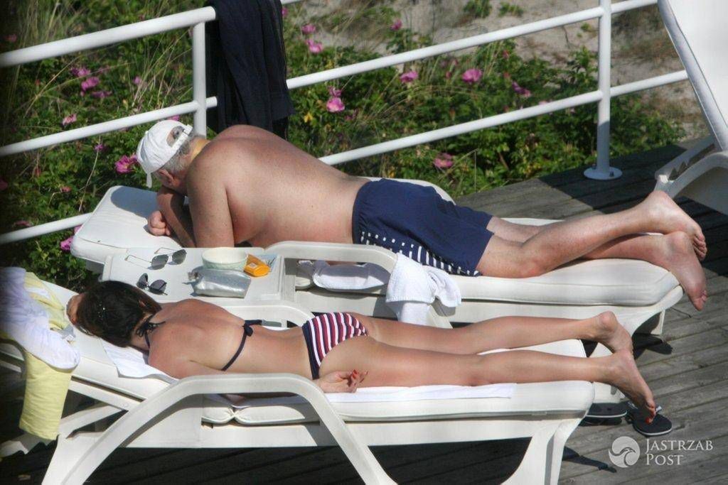 Andrzej Pietras z nową partnerką na plaży