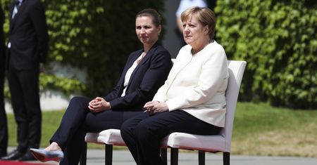 Angela Merkel z drgawkami. Tym razem odsłuchała hymnów na siedząco