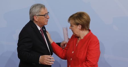 Merkel i Juncker rozmawiają o Polsce. Warszawa jest pod coraz większą presją