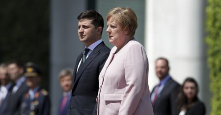 Angela Merkel zaciskała zęby i cała się trzęsła. Dziwne wideo obiega sieć