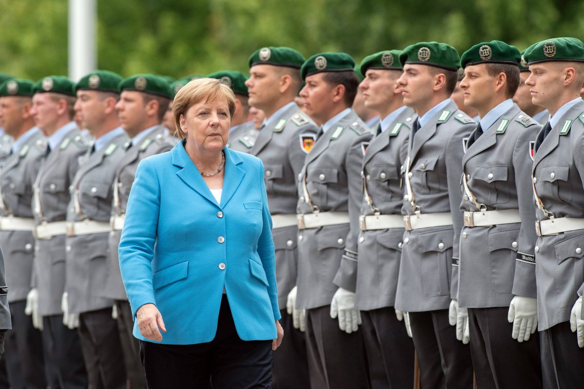 Angela Merkel i jej drgawki. Większość Niemców uważa, że to prywatna sprawa kanclerz