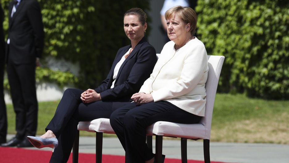 Angela Merkel odsłuchała hymnów na siedząco