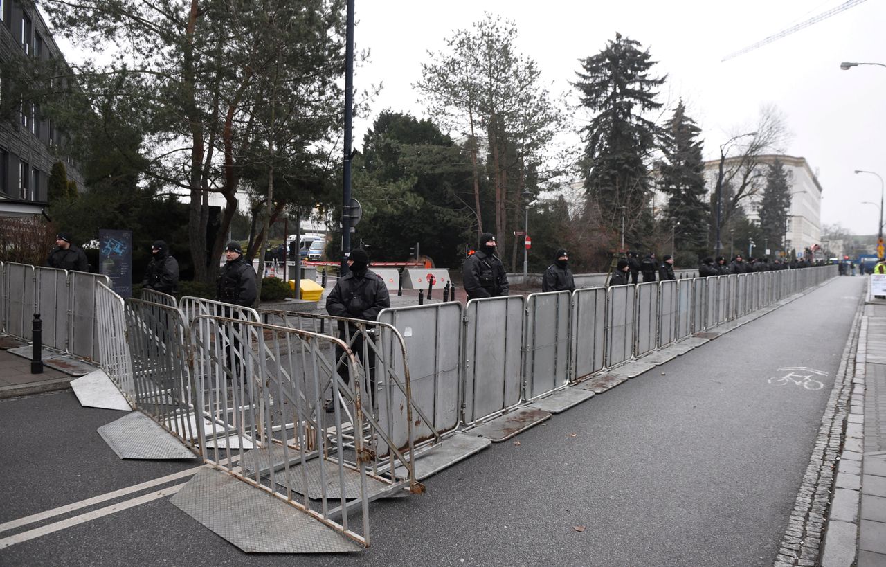 Sejm ogrodzony barierkami. Dziś kluczowe decyzje ws. aborcji, będą protesty