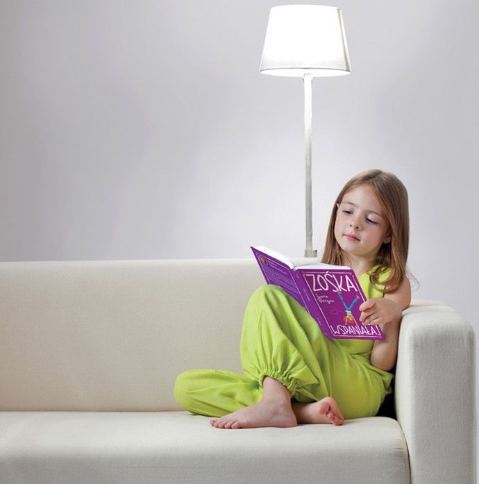 Dziewczynka czytająca książkę 