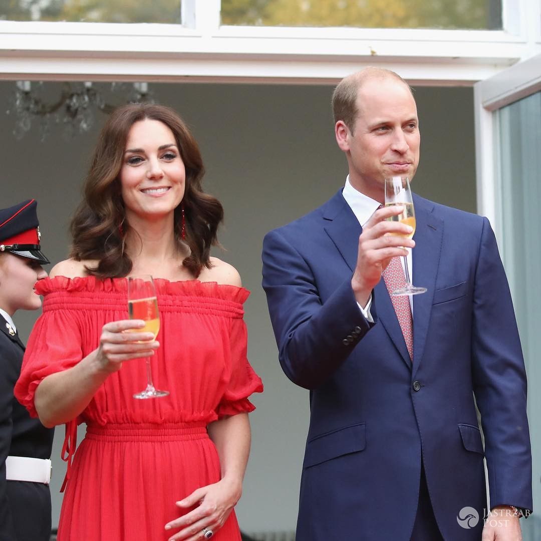 Księżna Kate na garden party w Berlinie w czerwonej sukience z domu mody Alexander McQueen