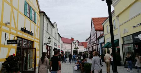 Niemieckie zakupowe miasteczko przyciąga coraz więcej Polaków. "Klimat jak na starówce, ceny jak na wyprzedaży"