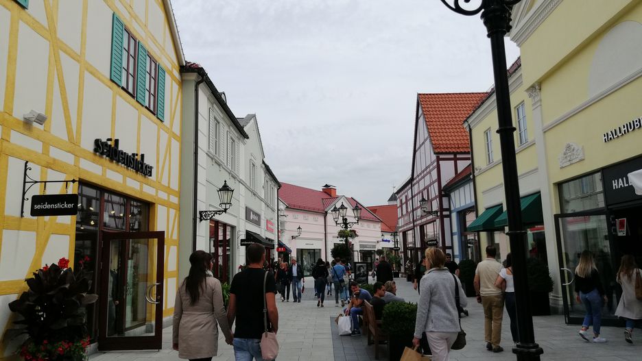 Outletowe "miasteczko" odwiedzają tłumy Polaków.