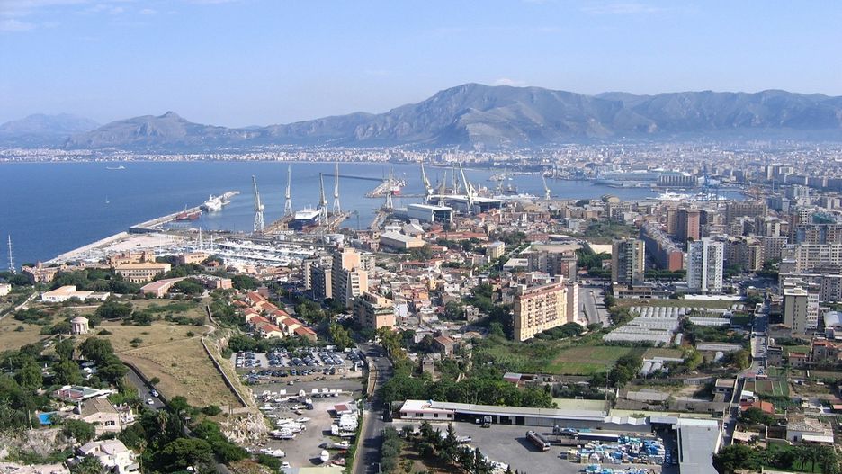 Palermo to miasto, do którego można dotrzeć na wiele sposobów