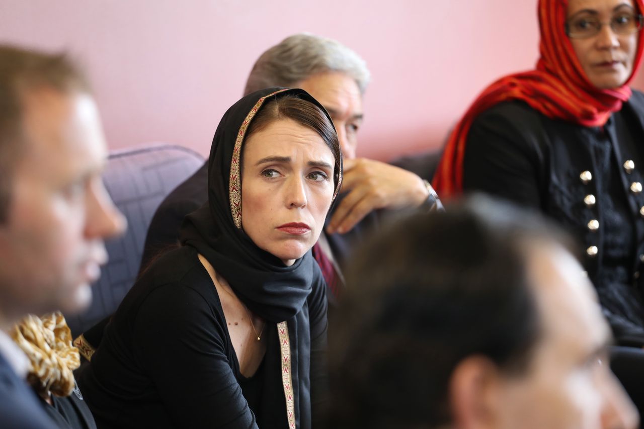 Premierka Nowej Zelandii na miejscu masakry. W hijabie oddała hołd ofiarom