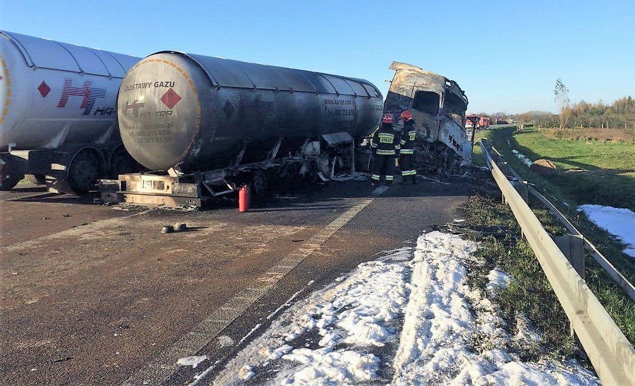 Tragiczny wypadek z udziałem samochodu osobowego i cysterny. Pojazdy zapłonęły. 1 osoba nie żyje