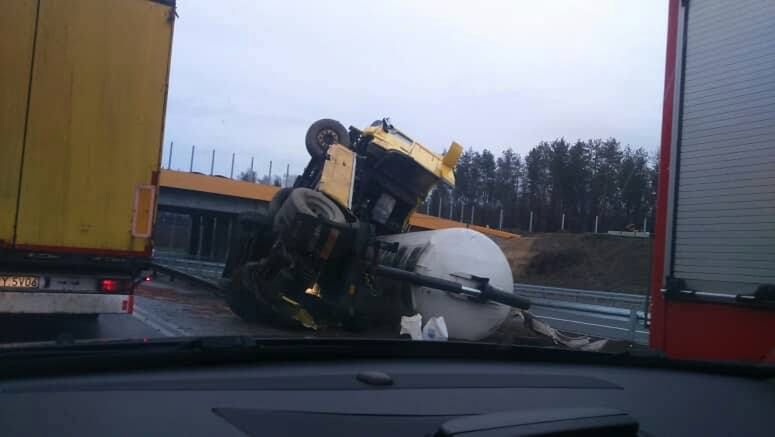 Wypadek pod Garwolinem. Cysterna wpadła w poślizg