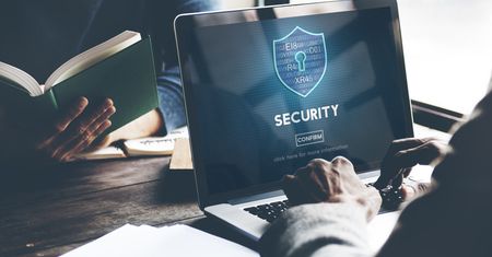Oszuści w internecie. KAS przestrzega przed nowym sposobem kradzieży danych