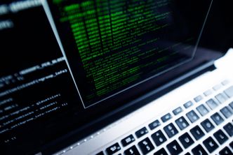 Oszuści wyłudzający metodą na skarbówkę. Coraz więcej fałszywych e-maili