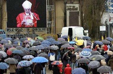 Gdańsk w deszczu żegna Papieża