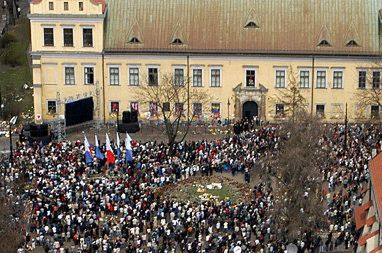 Krakowscy wierni oglądają pogrzeb pod oknem papieskim