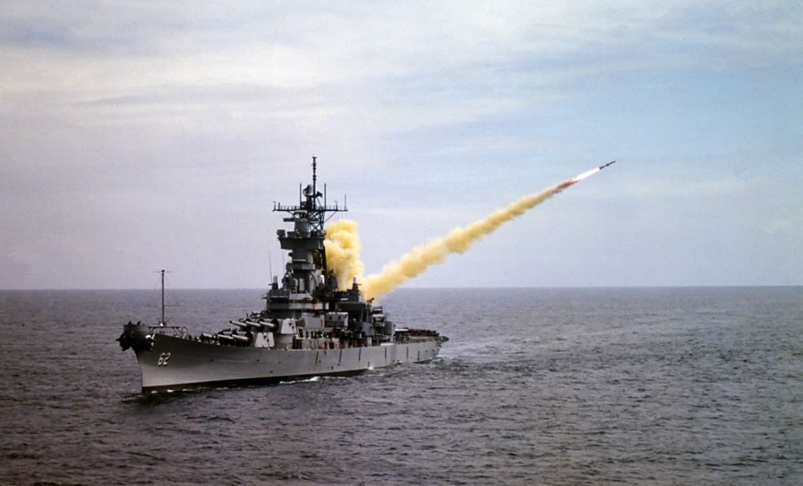 USS "New Jersey" po odpaleniu pocisku manewrującego Tomahawk 