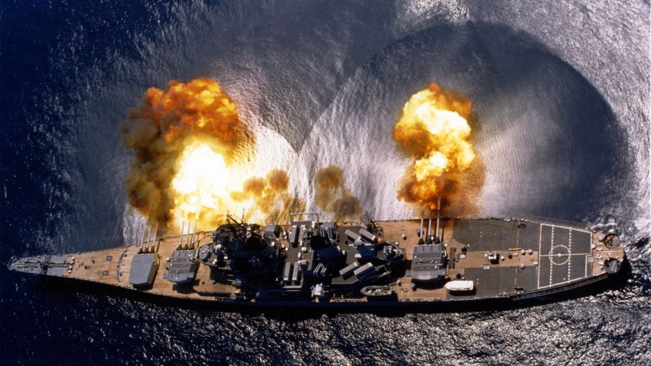 USS "Iowa" oddaje salwę burtową