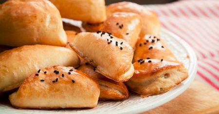 Drożdżowe pierogi z farszem ze słodkiej kapusty