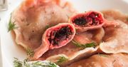 Buraczane pierogi z botwinką, fetą i chrzanową śmietaną