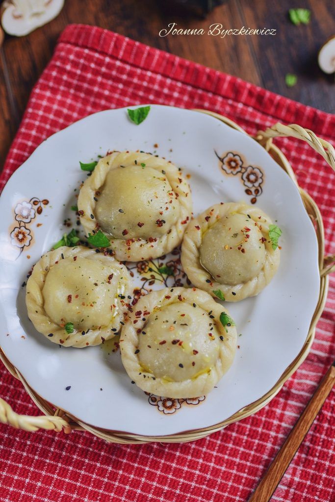 Okrągłe pierogi z boczniakami i kaszą gryczaną