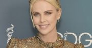 Charlize Theron skąpana w złocie. Stylizacja dla filmowej królowej
