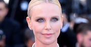Charlize Theron w garniturze z odważnym dekoltem