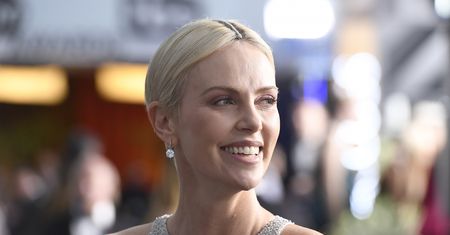 Charlize Theron nie pofarbowała odrostu. Wpadka na czerwonym dywanie
