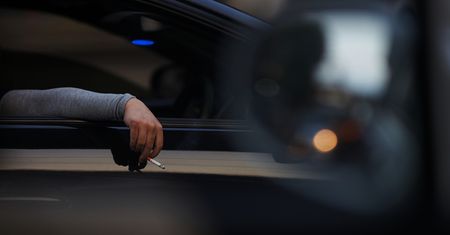 Kierowca porsche ukarany za wyrzucenie papierosa. Ogromna kara
