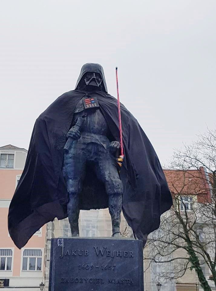 Pomnik założyciela Wejherowa zamienił się w pomnik Lorda Vadera