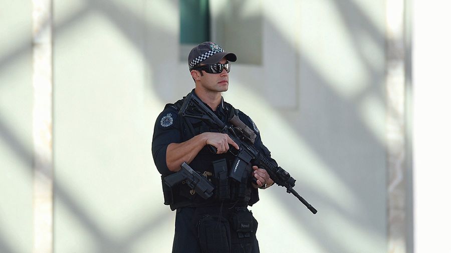 W 2014 r. sympatyk ISIS dokonał zamachu w Canberze (na zdj. policjant przed parlamentem)