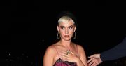 Katy Perry w modnej, ale strasznej sukience. Wygląda, jakby dopiero wstała z łóżka