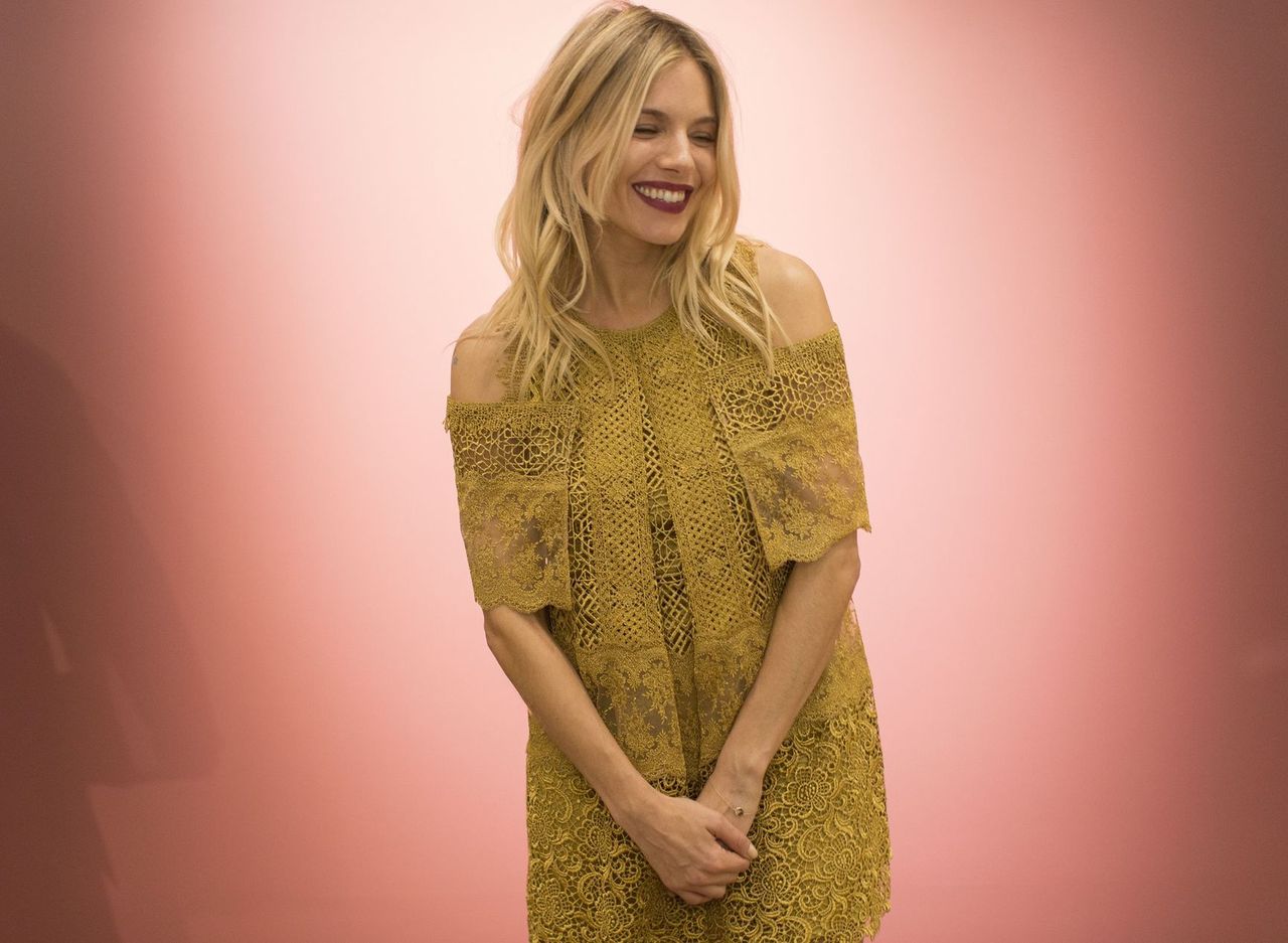 LOOK OF THE DAY: Sienna Miller w złocie Burberry