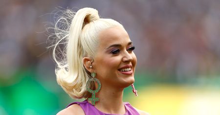 Katy Perry w mini. Widać zaokrąglony brzuszek