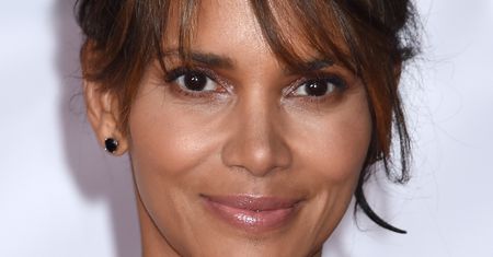 Halle Berry zachwyca figurą. Pozuje na czerwonym dywanie z głębokim dekoltem