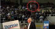 Bernie Sanders przemawiał. Na widowni flaga III Rzeszy