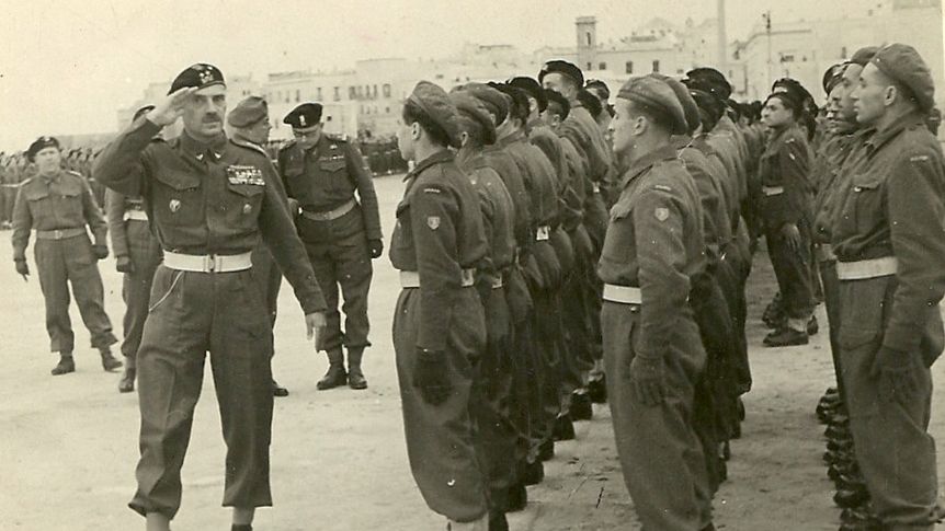 Gen. Władysław Anders ze swoimi żołnierzami