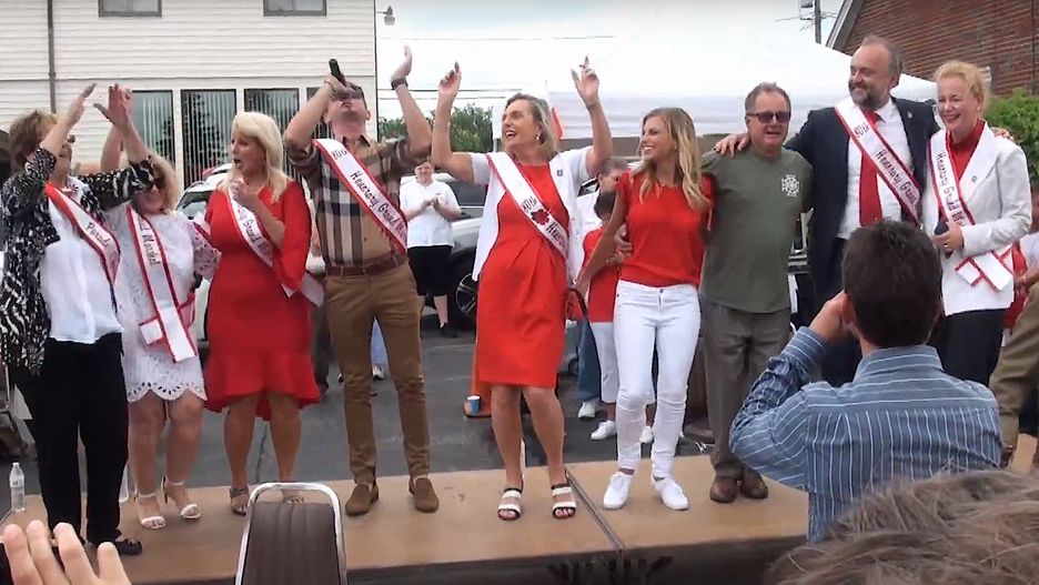 Anna Maria Anders (w środku) tańczy na Paradzie Pułaskiego w amerykańskim mieście Cheektowaga