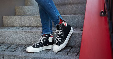 Do spodni i do sukienki. Tenisówki Converse kupisz nawet o połowę taniej