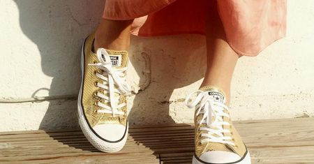 Na imprezy nosimy trampki! Wybraliśmy kultowe modele Converse przecenione nawet o 200 złotych