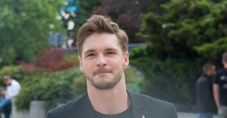 Mikołaj Roznerski o dorastaniu na wsi. "Dzieciństwo nie było beztroskie"
