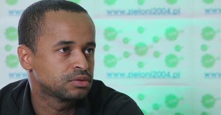 Działacz LGBT twierdzi, że ksiądz go molestował. Duchowny wytoczył mu proces. I przegrał