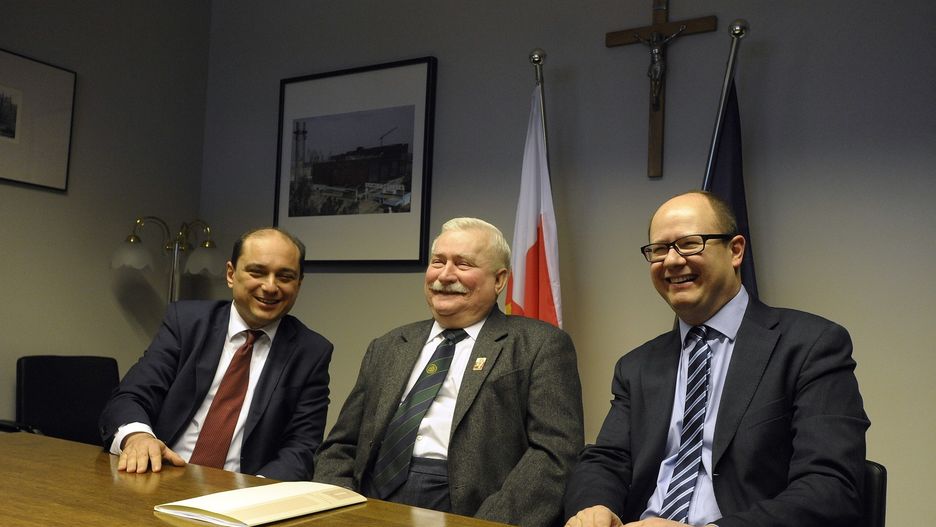Basil Kerski (z lewej) w towarzystwie Lecha Wałęsy i Pawła Adamowicza.  