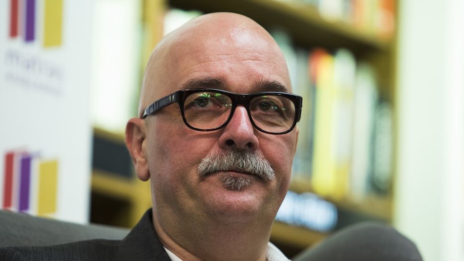 Vincent V. Severski to były funkcjonariusz wywiadu i pisarz, autor powieści sensacyjnych