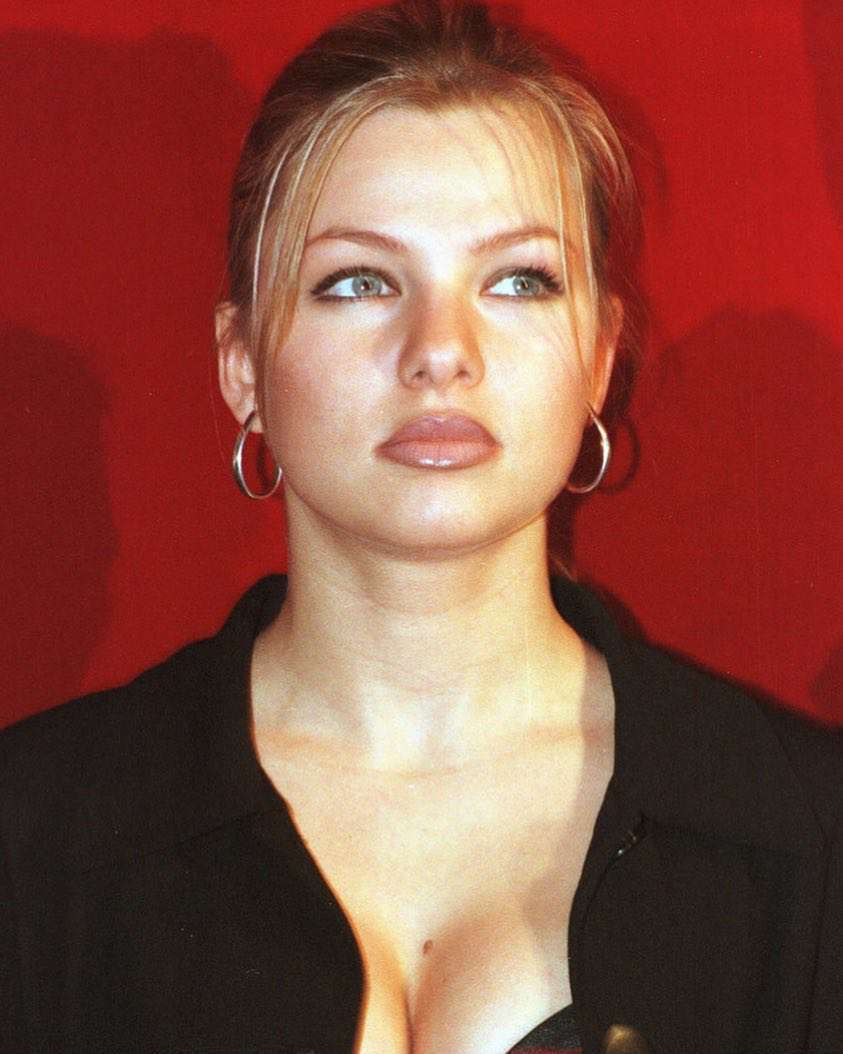 Stare zdjęcie Kasi Bujakiewicz. Uwagę przyciągają jej piersi