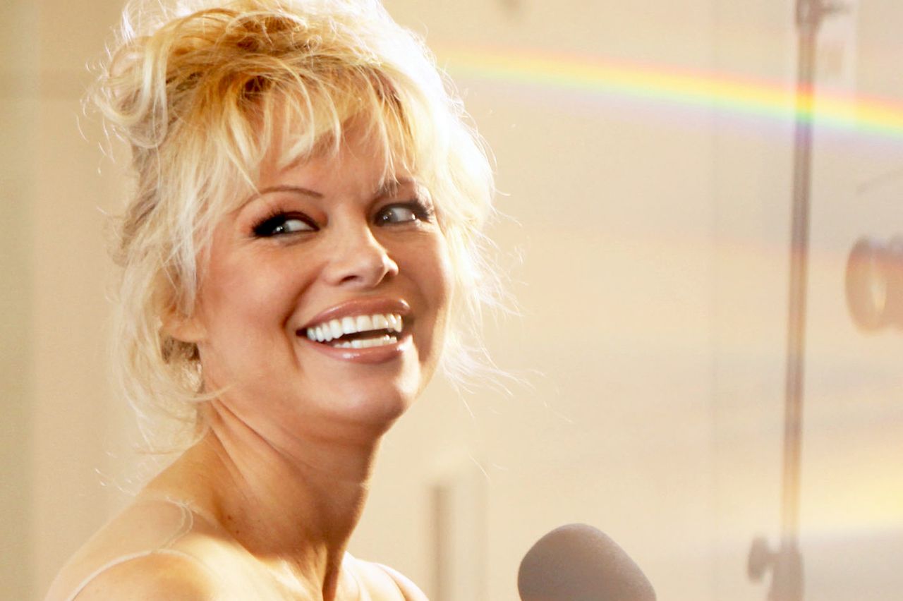 Pamela Anderson żałuje operacji plastycznych. Nie ona jedna!